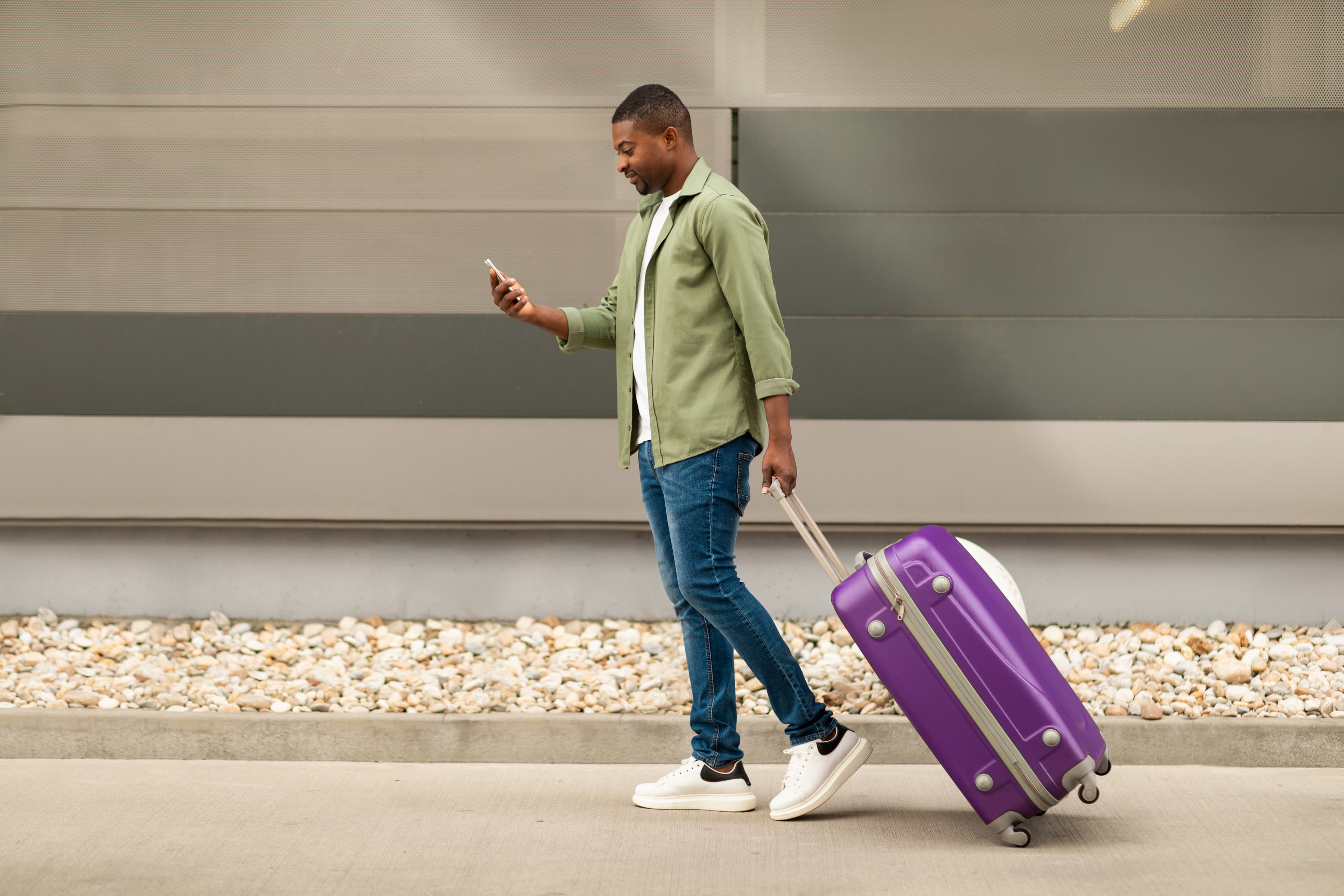Un voyageur avec une valise ouverte dans un aéroport