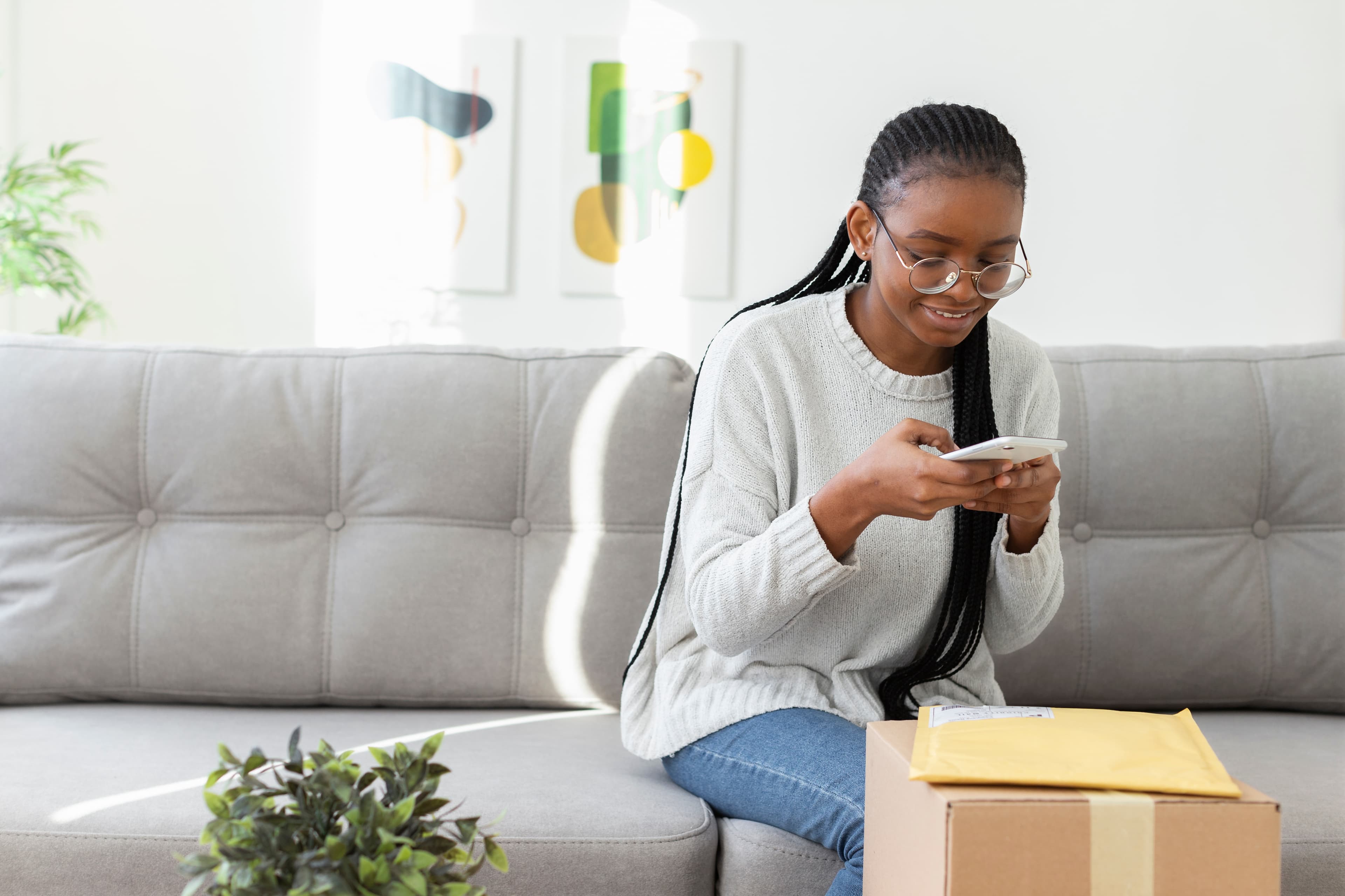 Une destinataire consulte le suivi de ses colis sur son téléphone