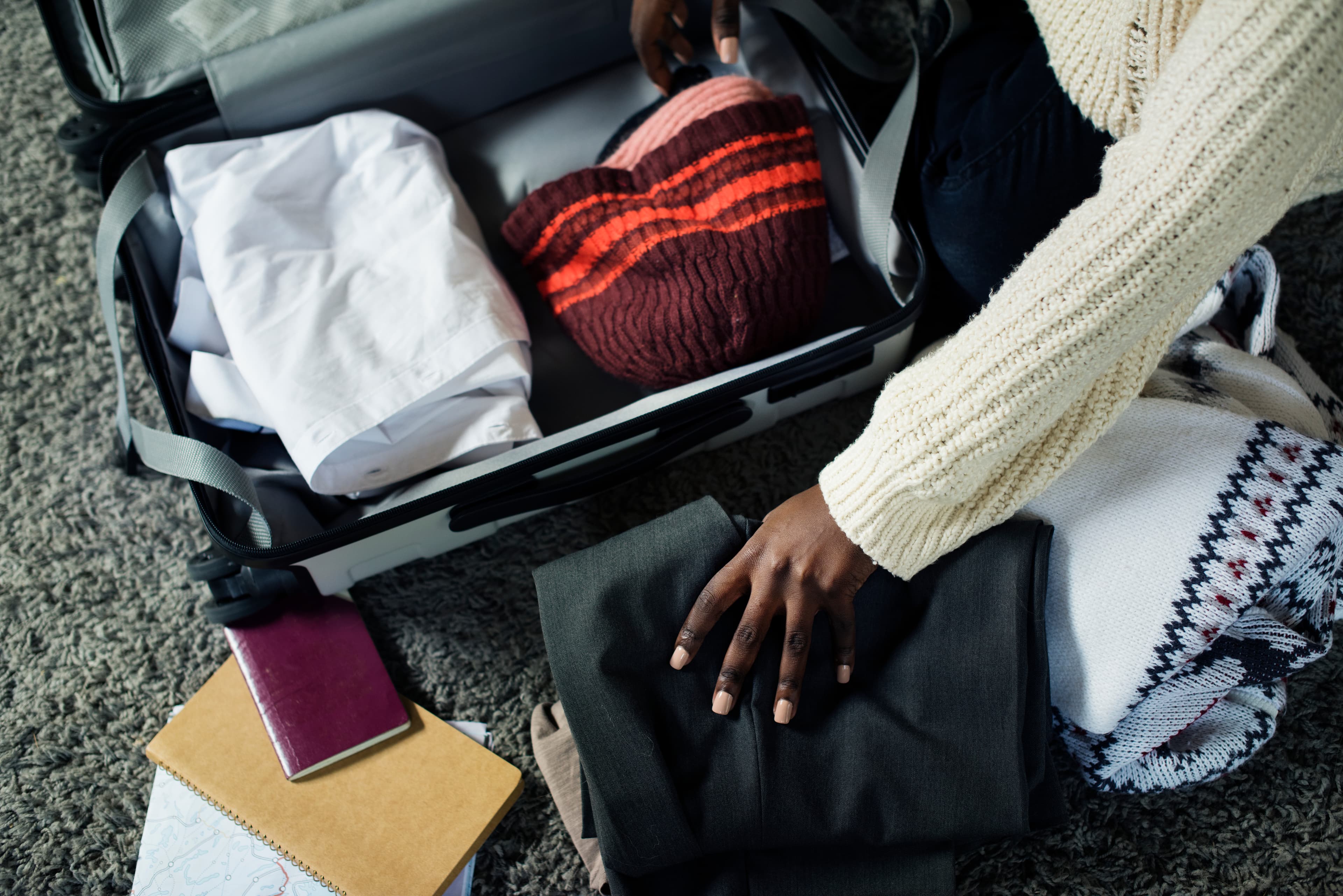 Une voyageuse organise la place disponible dans sa valise