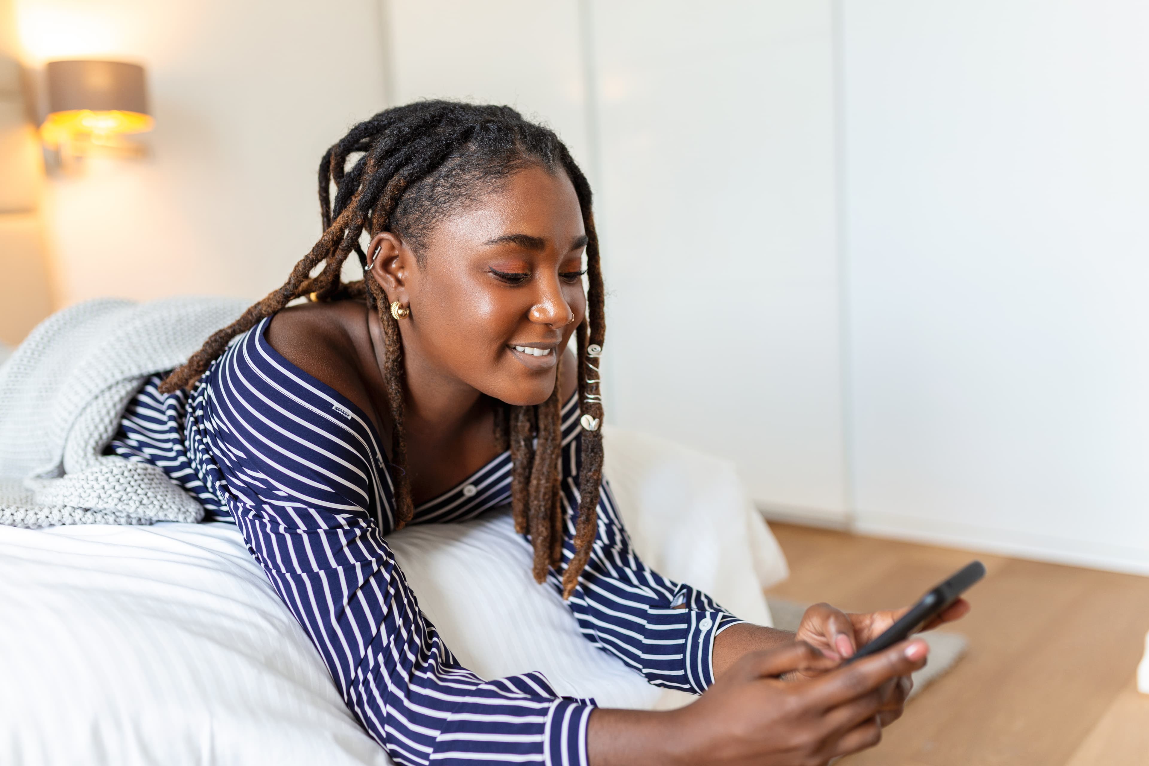 Une utilisatrice participe à un échange vidéo depuis son téléphone